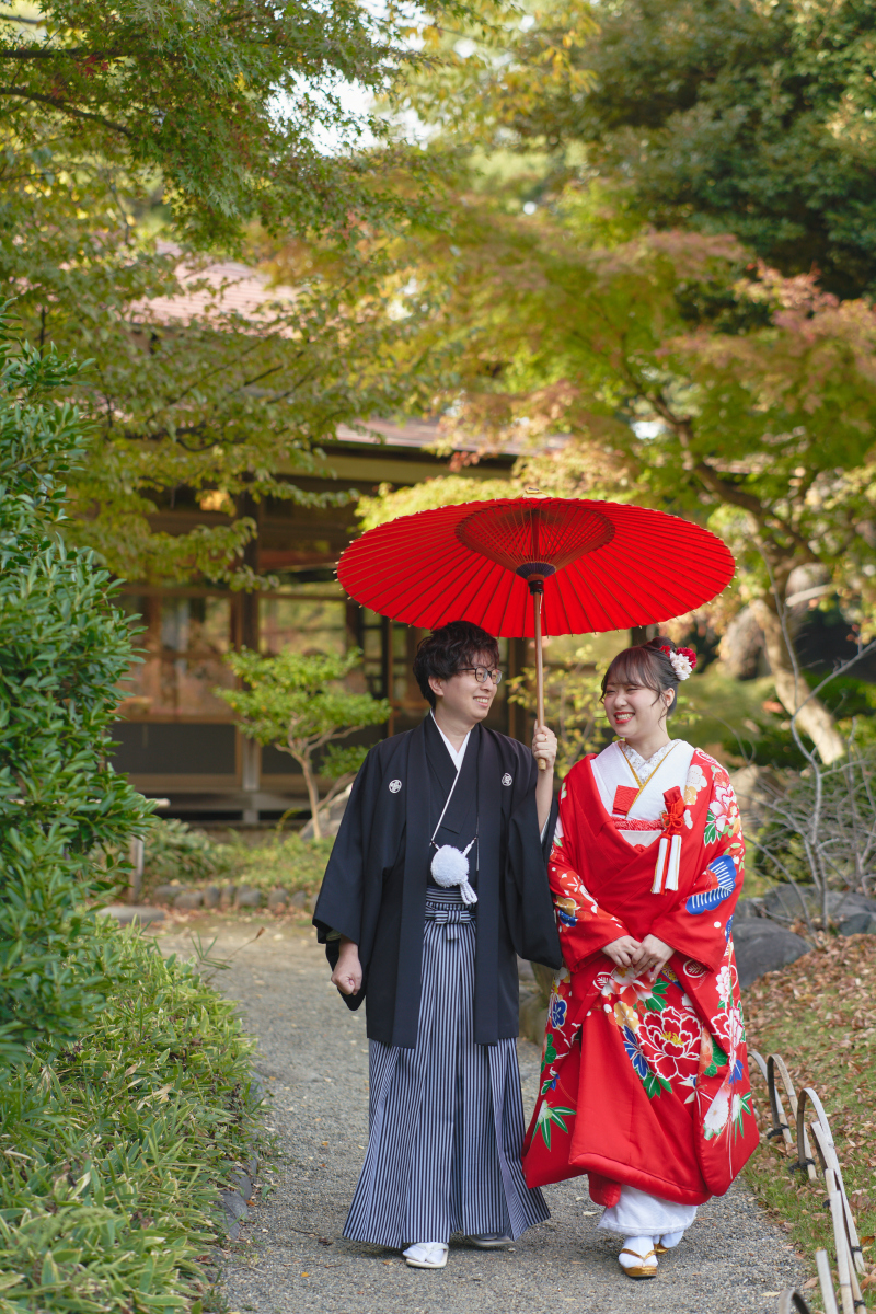 傘の下で仲良く