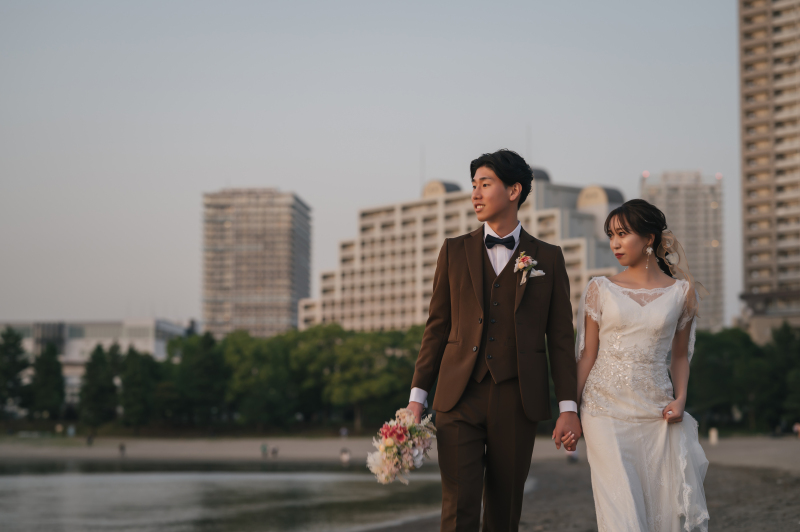 手を取り合って