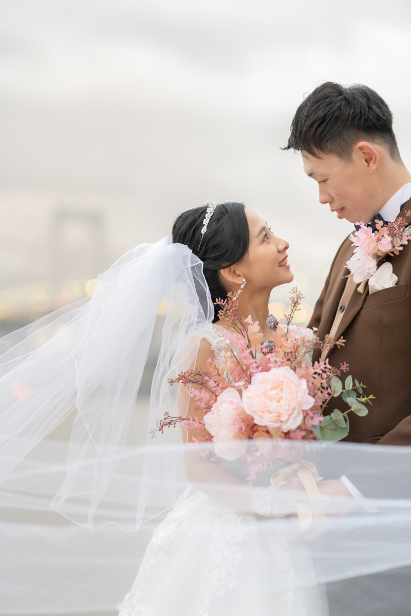 ベールに包まれて