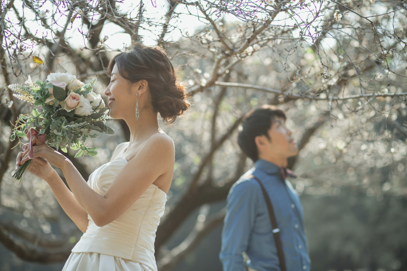 ドレスがよく映える新緑とともに「砧公園」