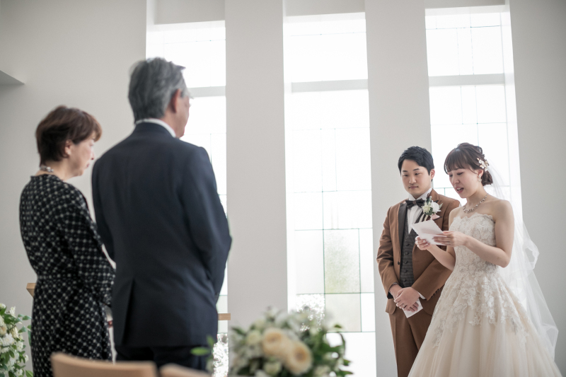 結婚式さながらの演出で感謝を伝えるチャペルフォト