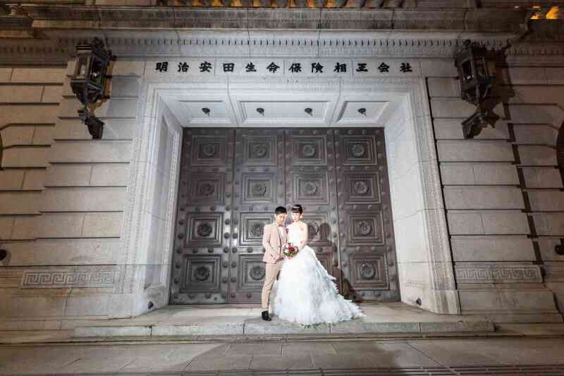 歴史的建造物をバックに