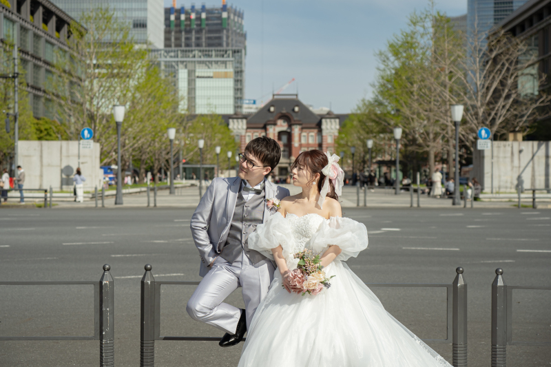 皇居前にて東京駅をバックに