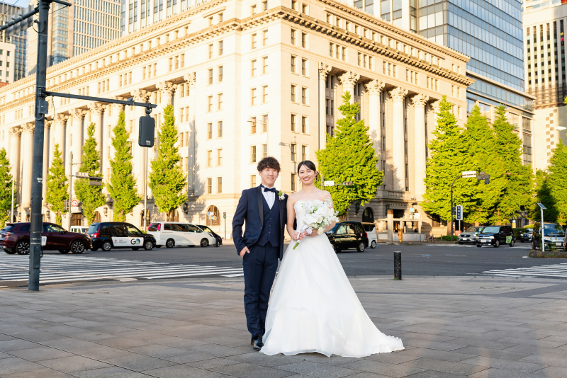 『明治生命館』を背景に、クラシカルな一枚。