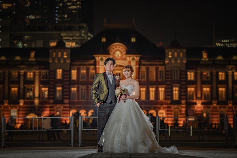 ラストカットは東京駅をバックにお二人らしい1枚を