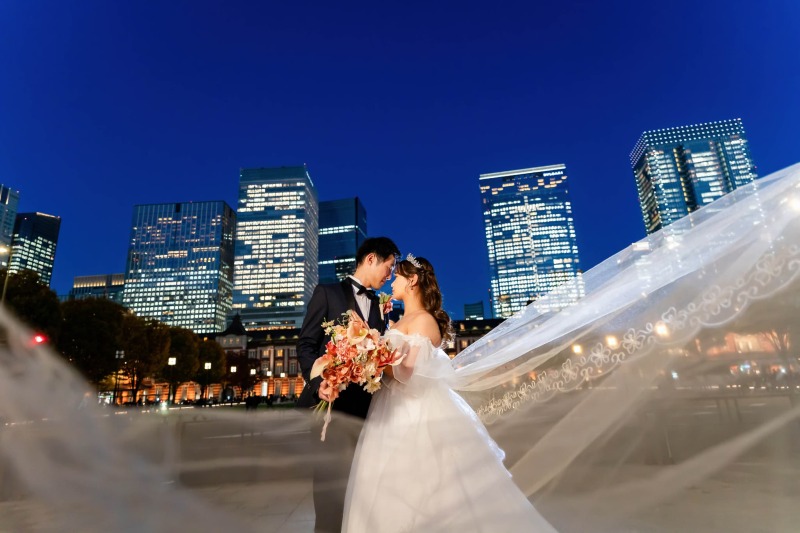 大きなベールを風に靡かせて幻想的な雰囲気に。