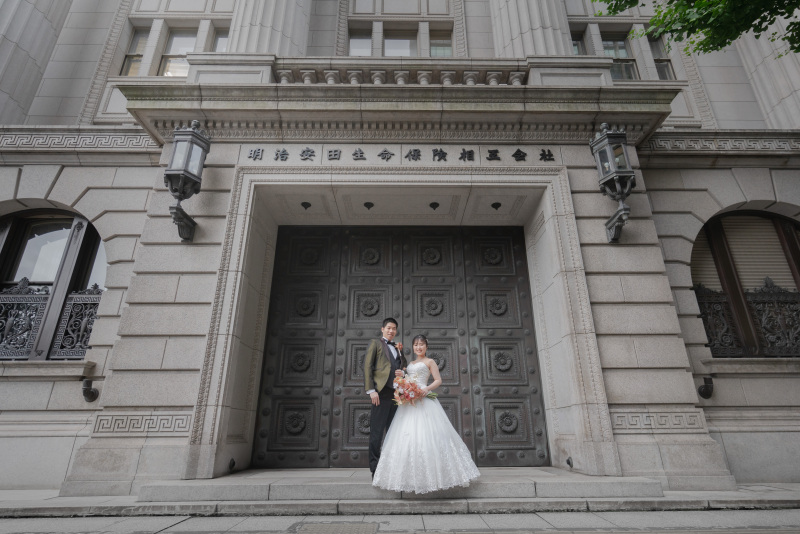 歴史的建造物の明治生命館の扉の前でパシャリ
