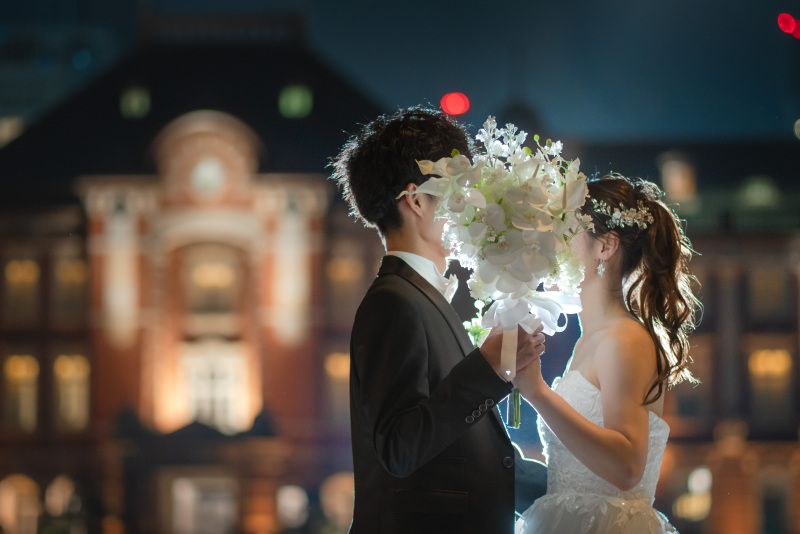 ブーケで顔隠しショットも