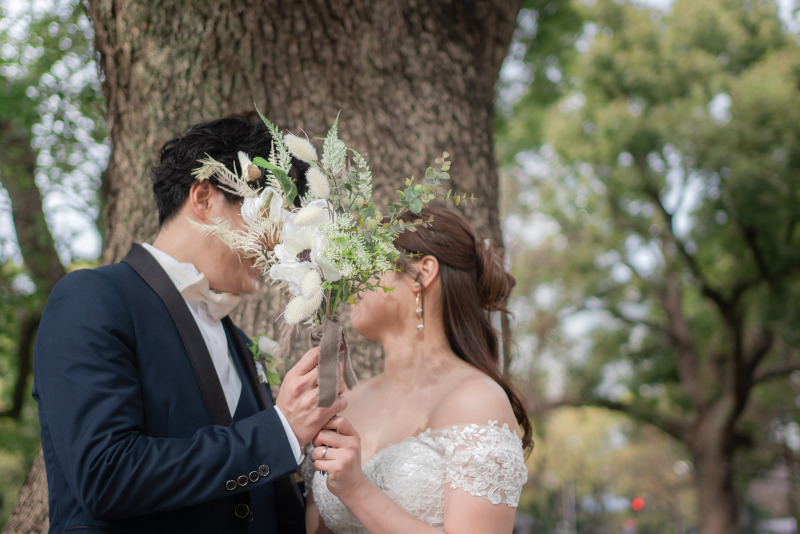 ブーケで顔隠しショットも