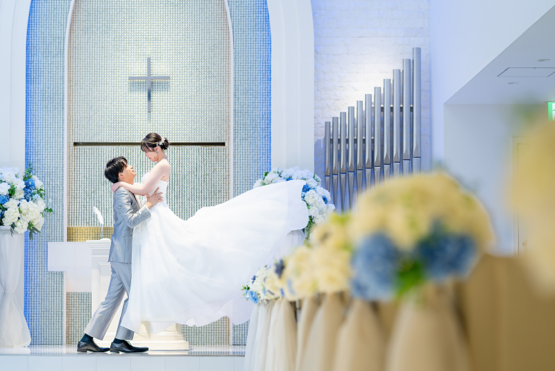 ご新婦様を持ち上げて挙式ではできないような撮影も