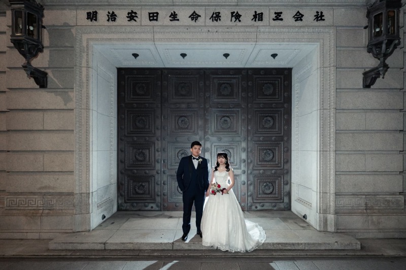 「明治生命館」前にて