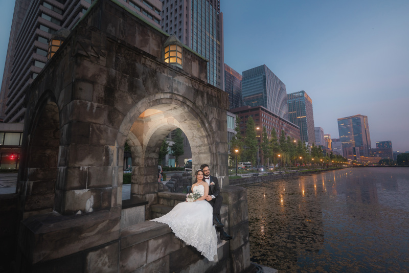 和田倉門のアーチの中に腰かかけて