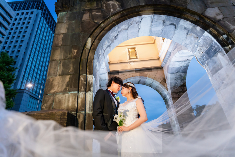 大きなベールを風に靡かせて幻想的な雰囲気に。