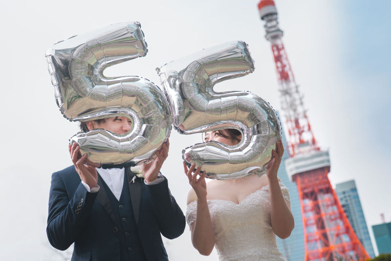 見つめ合うおふたり。ポップでロマンチックな一枚に