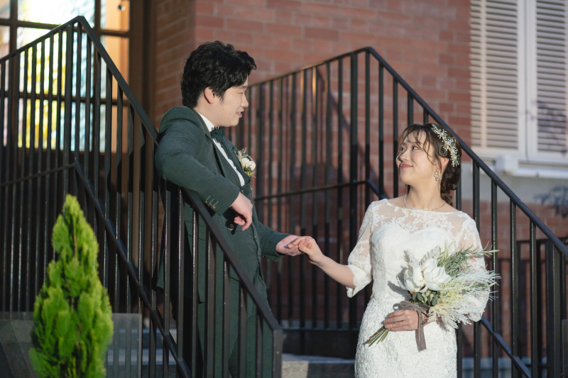 手を取り合って