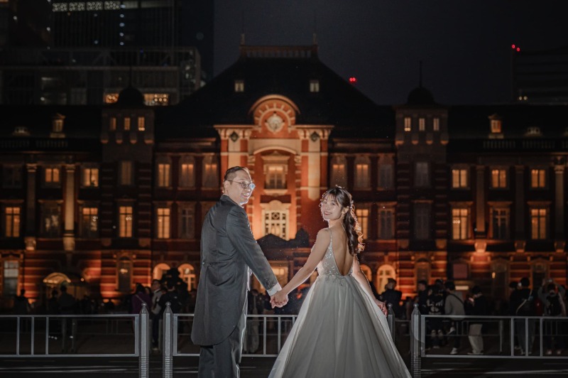 東京駅のライトアップをバックに振り向きショット