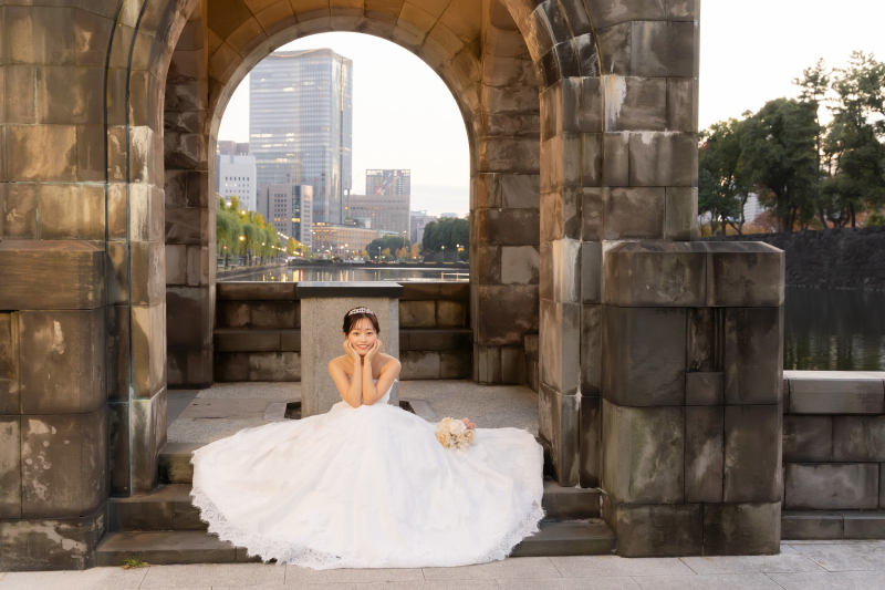 可愛らしいドレスとともにかわいくソロショットも♬