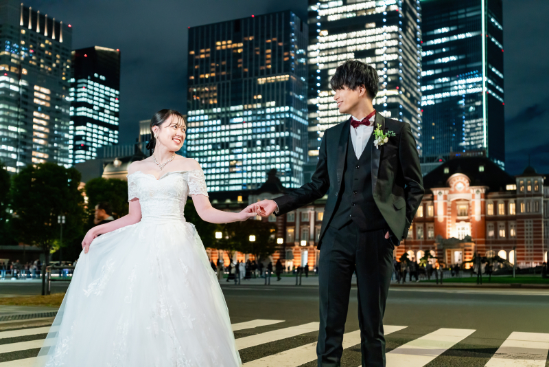 ご新婦様の手を取り、エスコートする姿もこっそり。