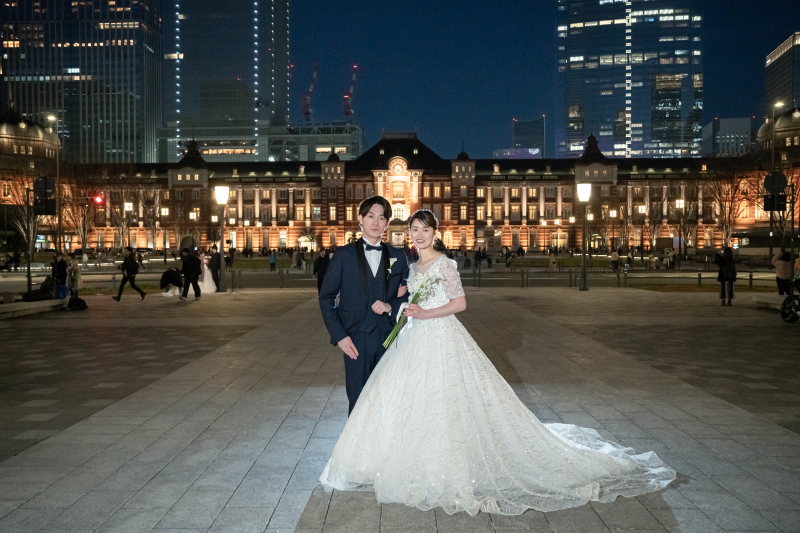 東京駅・丸の内駅舎前にて
