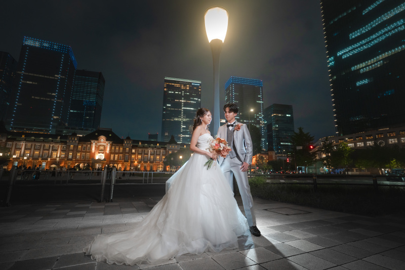 東京駅前の街灯下で過ごすオフショットも素敵