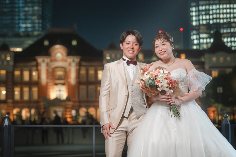 東京駅の温かな光と暖色系のブーケがぴったり