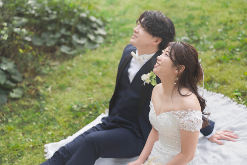 芝生の上でリラックス