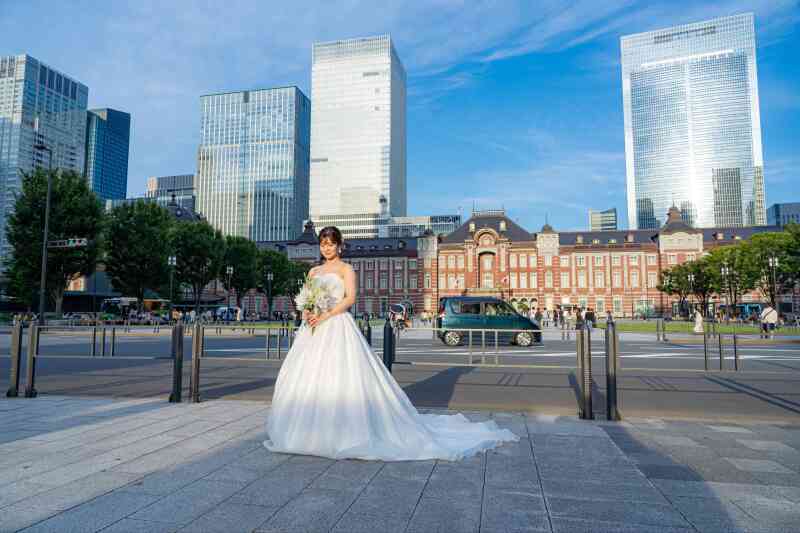 東京駅をバックに