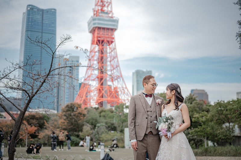 カメラ目線を外してお二人見つめあいショットも！