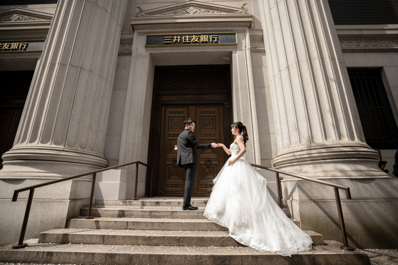 三井本館前にて