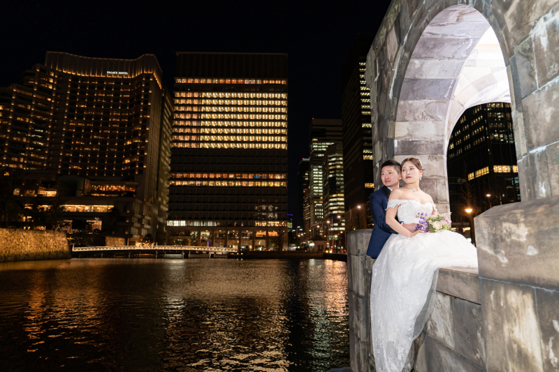 パレスホテルを背景にして