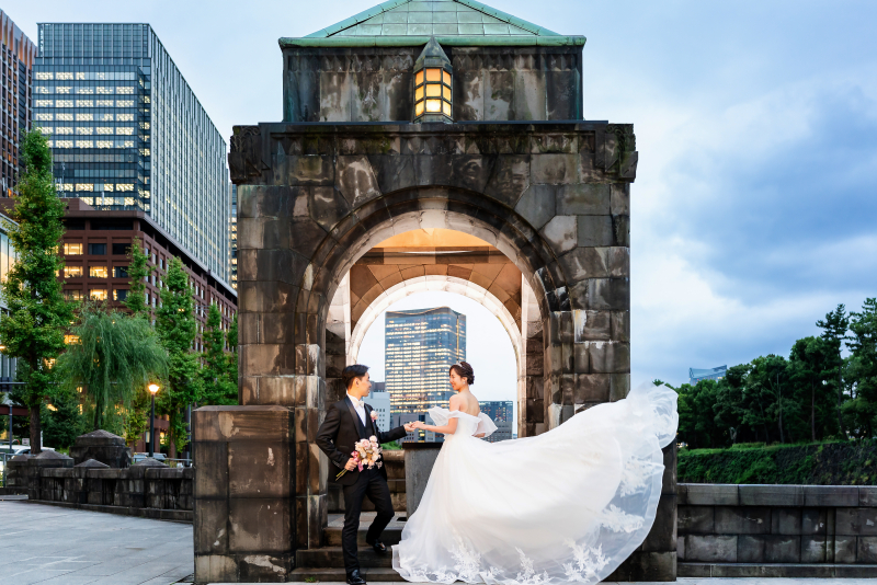 ドレスのトレーンを生かした特別な一枚も残します◎