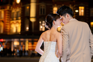 輝く東京駅舎の前で