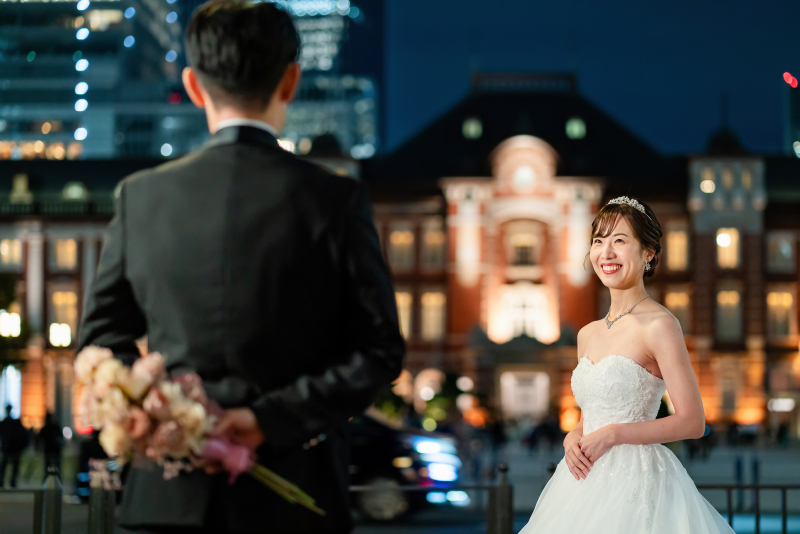 東京駅のライトアップにより、より輝いて見える2人
