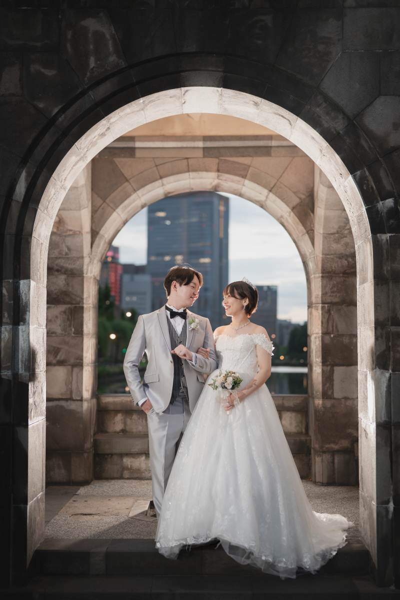 ラストカットは撮影を振り返りながら見つめ合う姿で