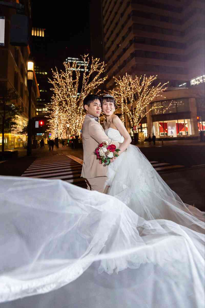 イルミネーションをバックに・・・