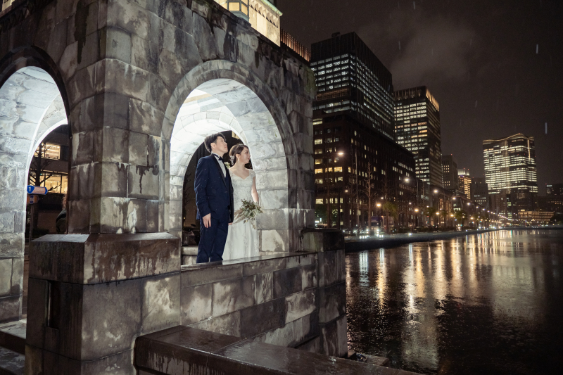 東京の夜景とともに
