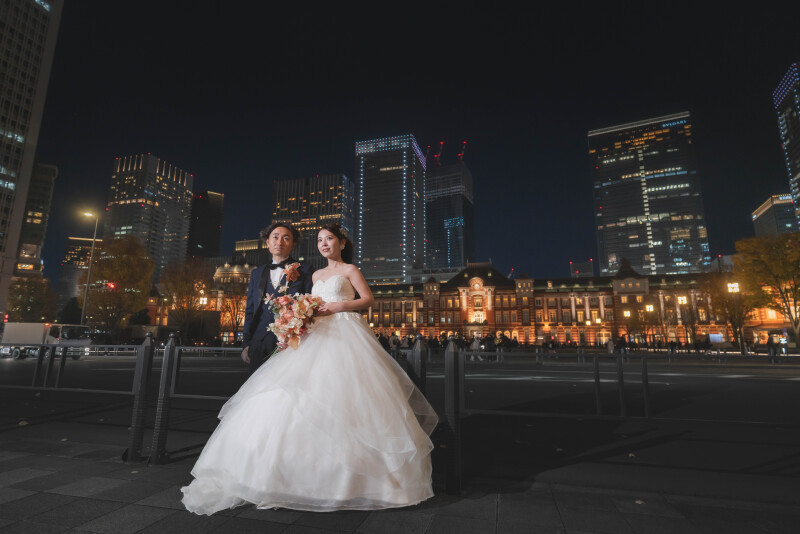 駅を背に未来を見据えるふたり