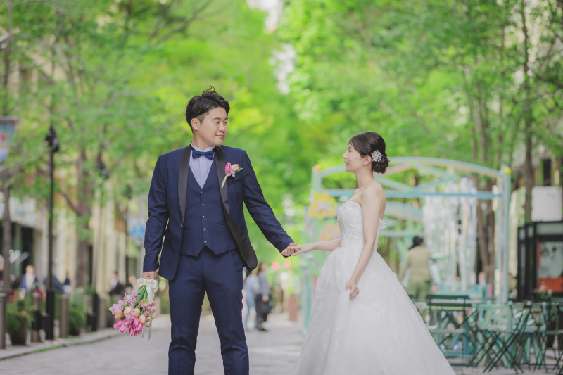 手を取りエスコートする姿