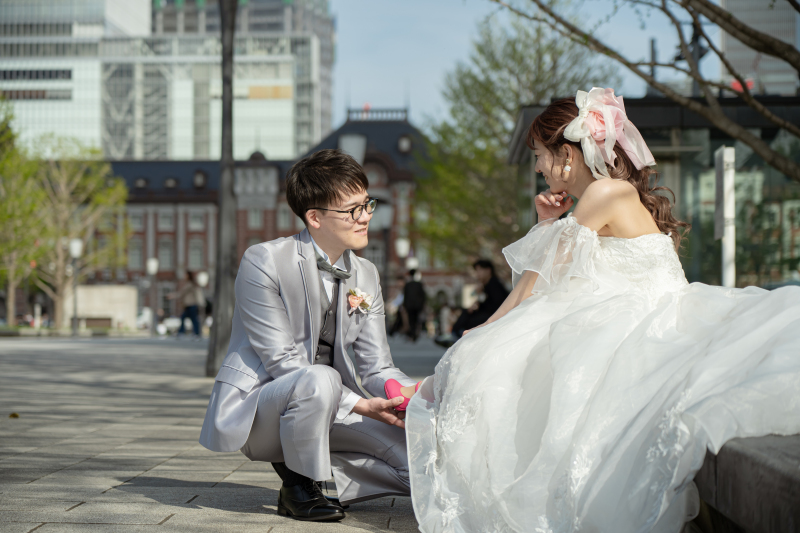 東京駅・丸の内駅舎前で