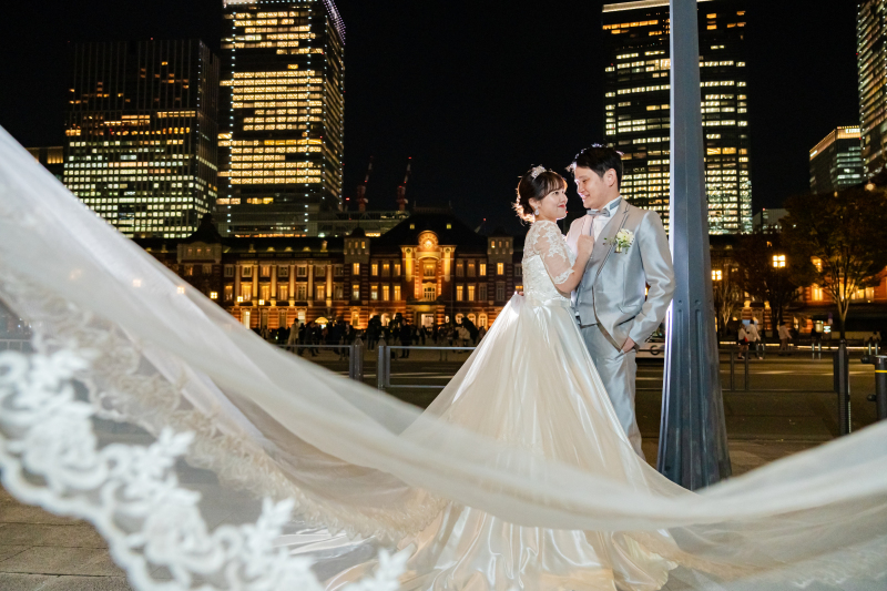 ドレスのトレーンを広げて