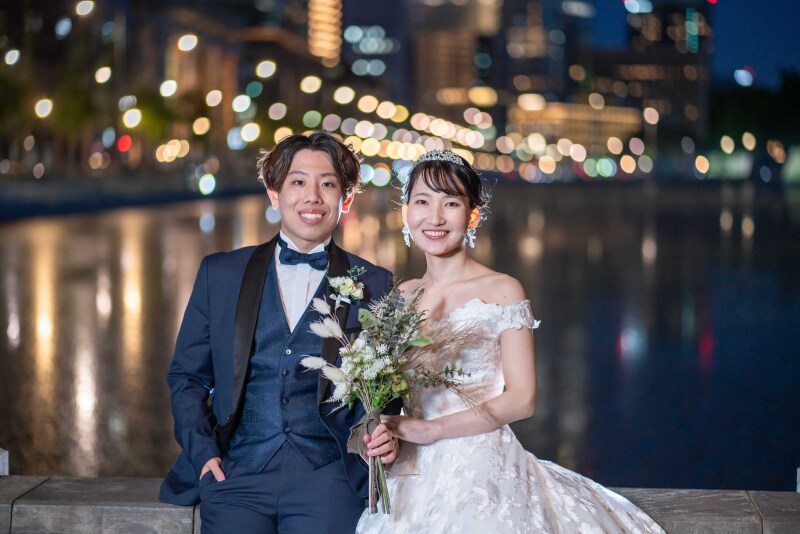 大都市の夜景を背景にして