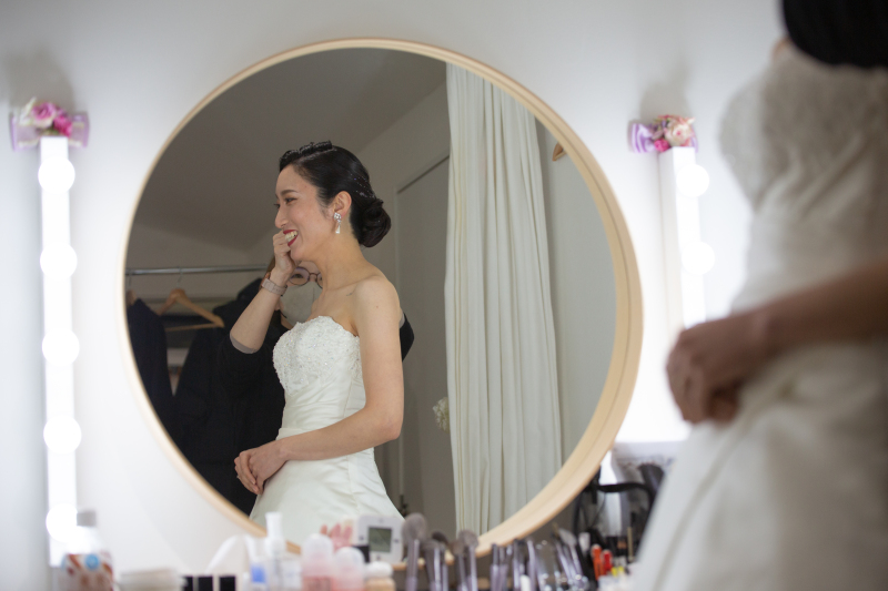 お支度シーン　笑顔