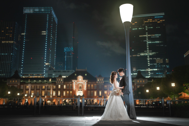 ラストショットは東京駅前の街灯下で過ごす姿を。