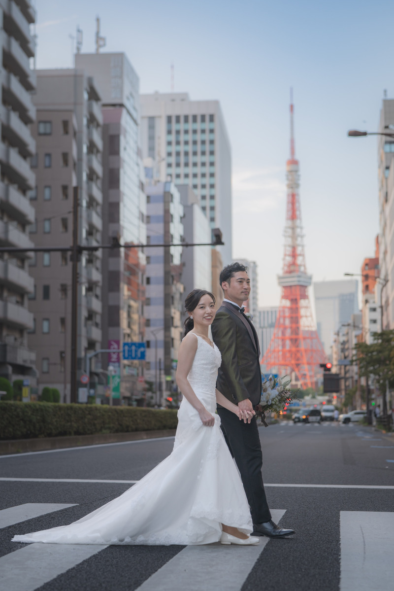 東京タワーを背景に