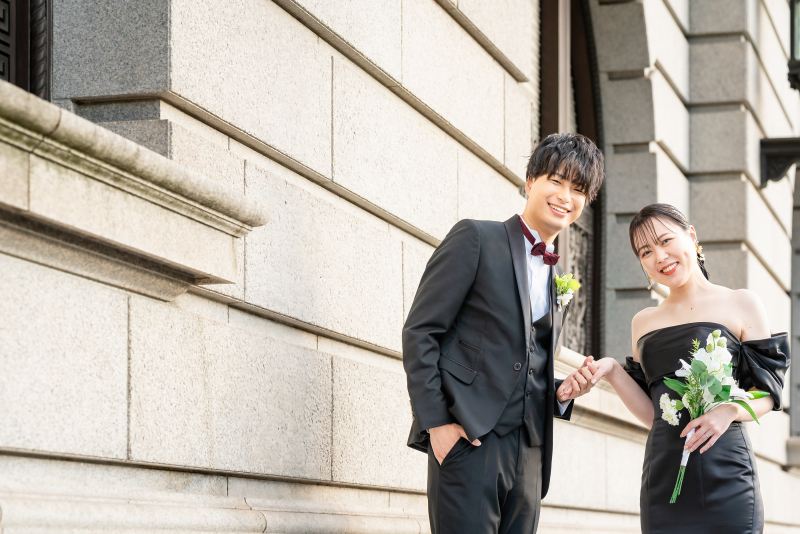 ブラックの衣装と明治生命館の相性バッチリ◎