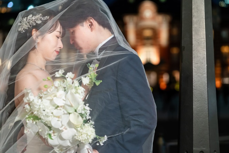 二人でベールに囲まれて