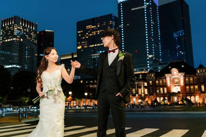 撮影終わりに、手を取りエスコートする姿もこっそり