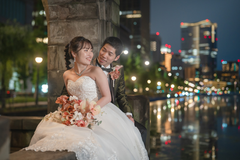 和田倉門のアーチから夜景をバックに