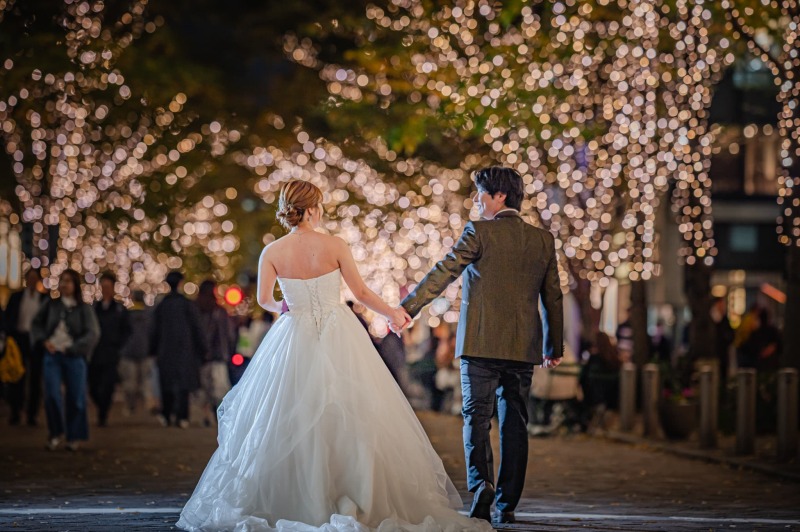 イルミネーションとお二人をバックショットを。