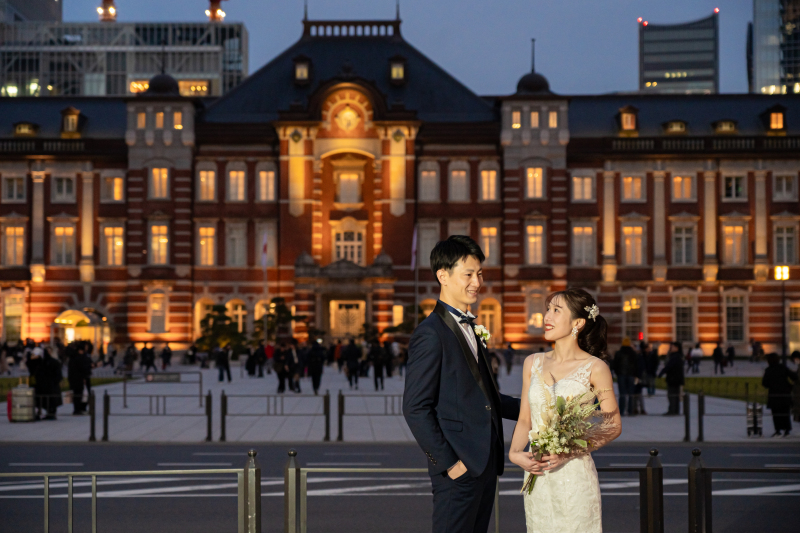 東京駅・丸の内駅舎前にて